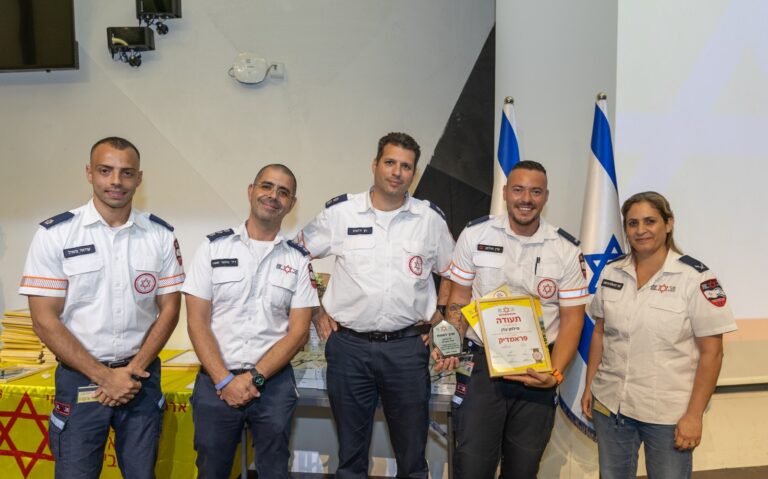 עדן מילמן מערד בטקס סיום קורס הפראמדיקים של מד"א