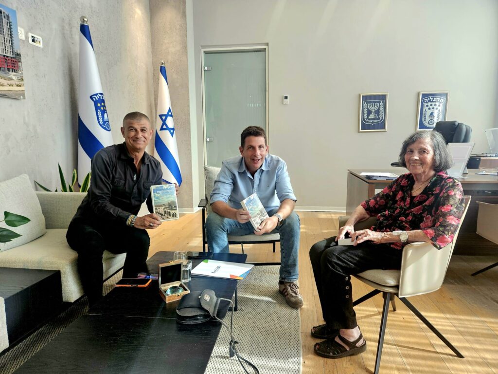 עדנה יקותיאלי כהן עם ראש העיר הרצליה יריב פישר וסגן ראש העיר עופר לוי במפגש הוקרה למורשתו של יוסף יקותיאלי