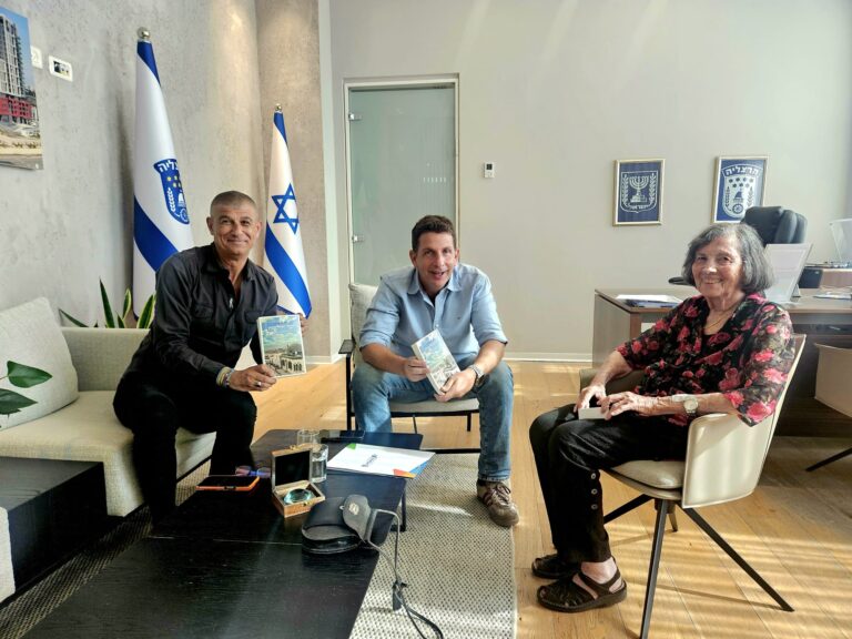 עדנה יקותיאלי כהן עם ראש העיר הרצליה יריב פישר וסגן ראש העיר עופר לוי במפגש הוקרה למורשתו של יוסף יקותיאלי