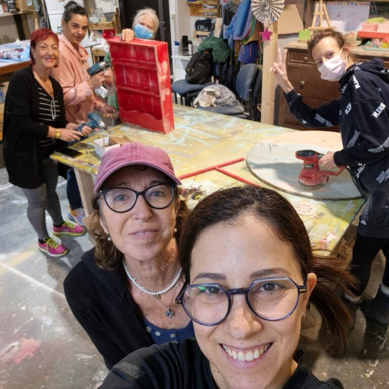 משתתפות פרויקט "מהילה לקהילה" באילת עם עבודות הנגרות שבנו עבור הקהילה