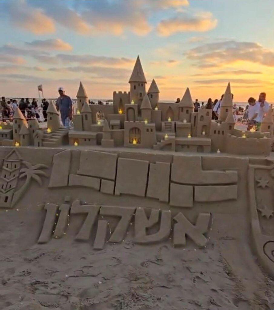 מיצגי חול גדולים על חוף הגולשים באשקלון במסגרת פסטיבל פיסול בחול