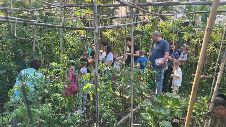 תושבים משתתפים בפעילות קיימות באחת הגינות הקהילתיות בגבעתיים