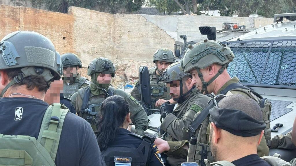 כוחות ביטחון פועלים סמוך לרכב שנמצא בכפר מוחמאס במהלך הסריקות
