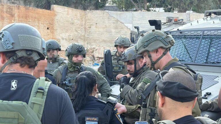 כוחות ביטחון פועלים סמוך לרכב שנמצא בכפר מוחמאס במהלך הסריקות