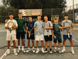 שחקני מועדון הטניס של יבנה בתום עונה שכללה עליית ליגה והעפלה לטורניר אלוף האלופים.