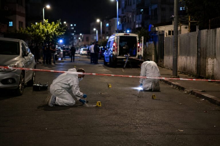 זירת חקירה ברמלה בעקבות מותו של צעיר שנחקר כעת כחשד לרצח