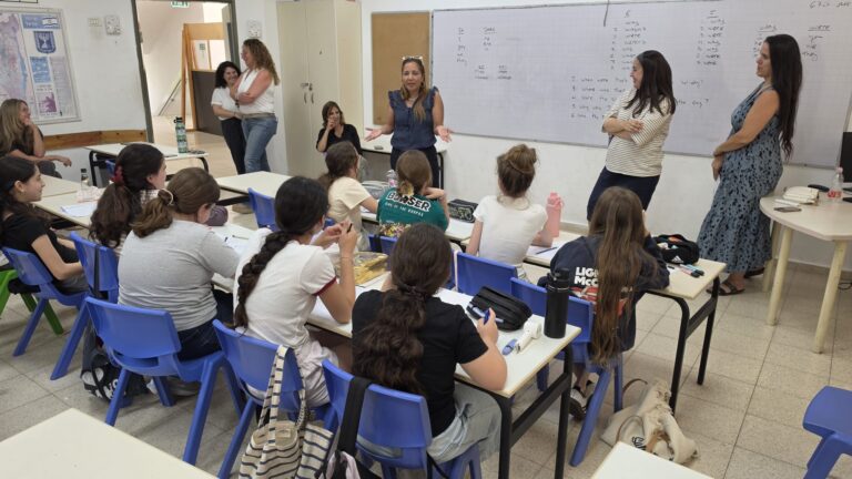 תלמידות בבית הספר אריק איינשטיין בפתח תקווה במהלך פעילות לימודית במסגרת תוכנית הקיץ.