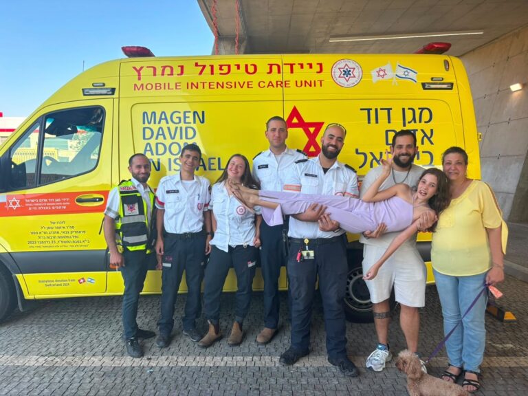 תאיר זפרני ואמה במפגש המרגש עם צוות מד"א בתחנת מודיעין לאחר שחרורה מבית החולים.
