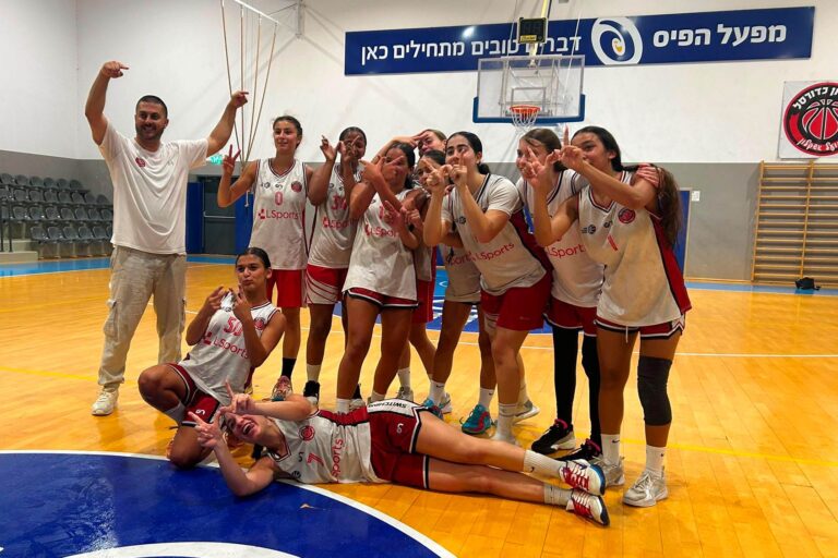 שחקניות הפועל אשקלון חוגגות את העלייה ההיסטורית לליגת העל לנערות א' לאחר הניצחון הדרמטי