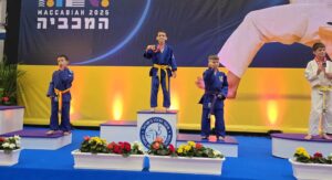 יהונתן פולונסקי עם מדליית הזהב לאחר זכייתו באליפות ישראל בג'ודו.