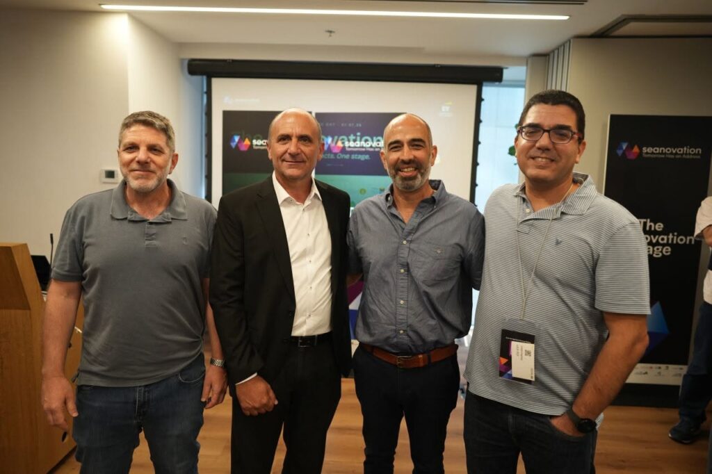 מימין לשמאל: דורון גבע - מנכ"ל ערדום אגרו, אורי שמש - מנכ"ל סינוביישן, חזי חאלאויה- יו"ר חני, אילון בדיל - מנכ"ל קבוצת ערדום ניהול ואחזקות