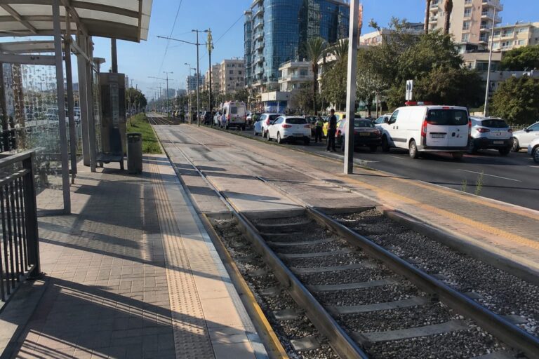 זירת האירוע בדרך זאב ז׳בוטינסקי בפתח תקווה, סמוך לתוואי הרכבת הקלה
