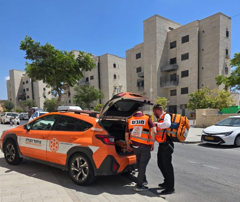 צוותי רפואת חירום במהלך טיפול באירוע בבית שמש