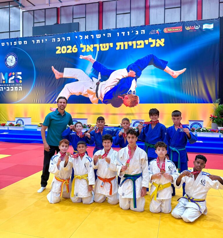 ספורטאי הג׳ודו מחולון עם המדליות שבהן זכו באליפות ישראל