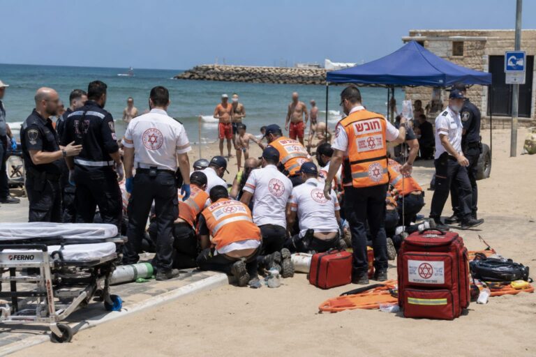 כוחות ההצלה בחוף המצודה באשדוד במהלך הטיפול באירוע