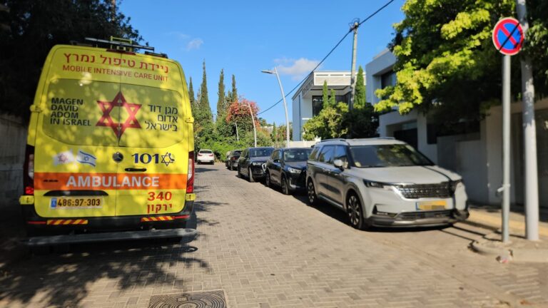 צוותי מד״א בזירת אירוע טביעה בבריכה פרטית בהרצליה