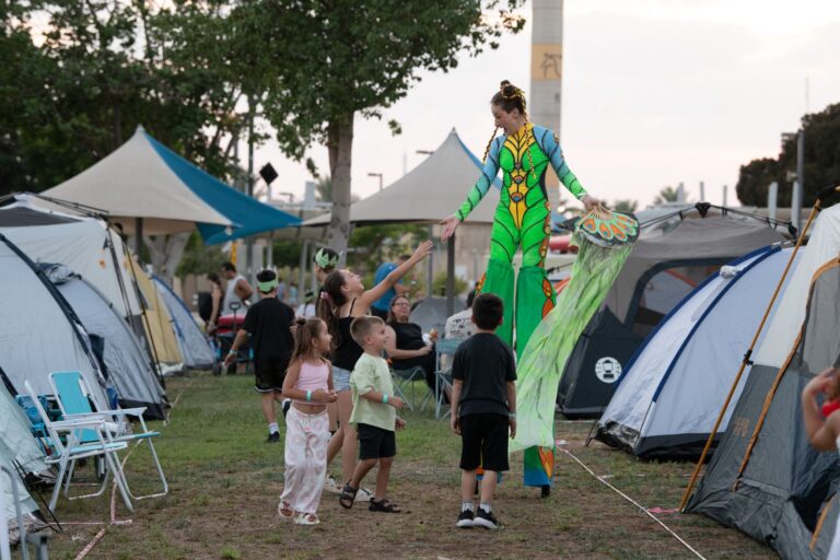 משפחות מקימות אוהלים בפארק נאות שקמה לקראת קמפינג הקיץ הקהילתי של ראשון לציון.