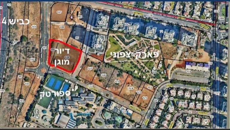 הדמיה של מתחם דיור מוגן מודרני בצפון גבעת שמואל, הכולל מבני מגורים, שטחי מסחר, גינות וחניות