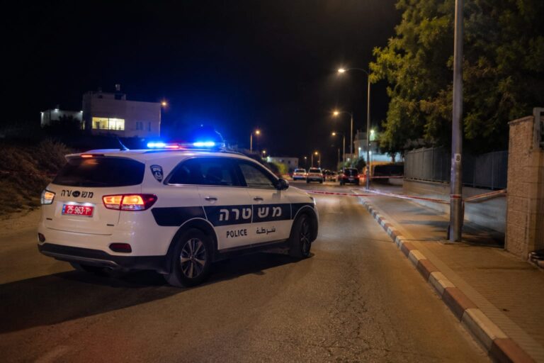 ניידת משטרה בזירת אירוע לילית סמוך לבאר שבע