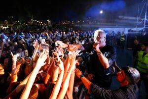 צילום רחב של גן התשעה מלא בקהל במהלך אחת מהופעות הקיץ, כשעל הבמה אחד האמנים המרכזיים שהשתתפו באירועים