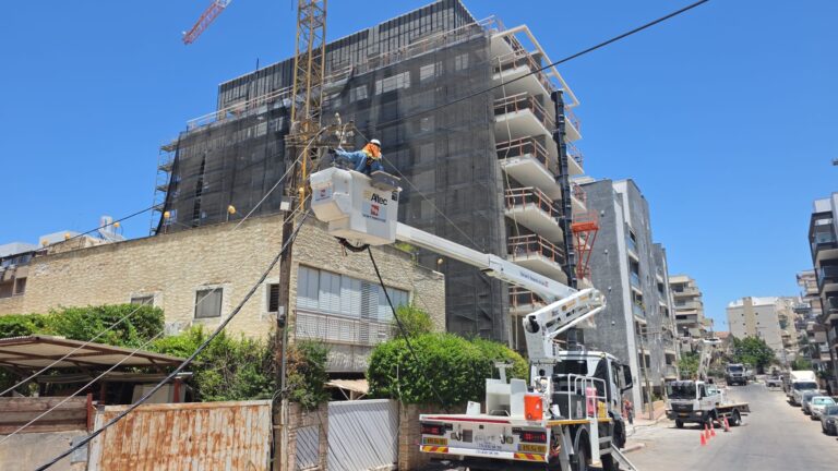 צוותי חברת החשמל פועלים לתיקון תשתית חשמל שנפגעה ברחוב גרינשטיין בפתח תקווה
