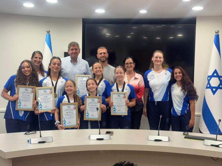 שש המתעמלות עם שתי מדליות הזהב ותעודות ההוקרה שקיבלו בעיריית גבעת שמואל