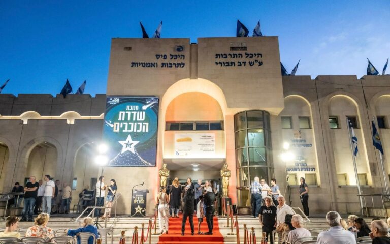 שדרת הכוכבים ברחבת היכל התרבות בפתח תקווה, לצד כוכבים המוקדשים ליוצרים ולאמנים ישראלים