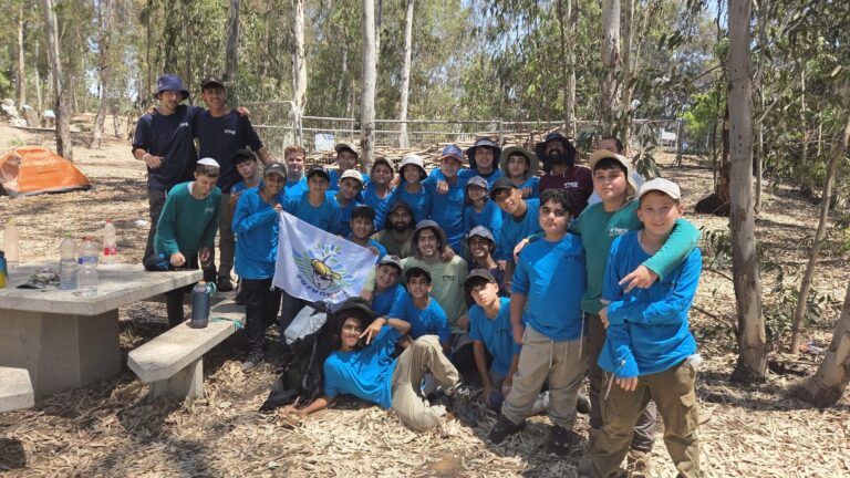 תלמידי ישיבת אמית עמיחי מרחובות נושאים את חברם נהוראי בכיסא שטח מיוחד במהלך המסע לירושלים