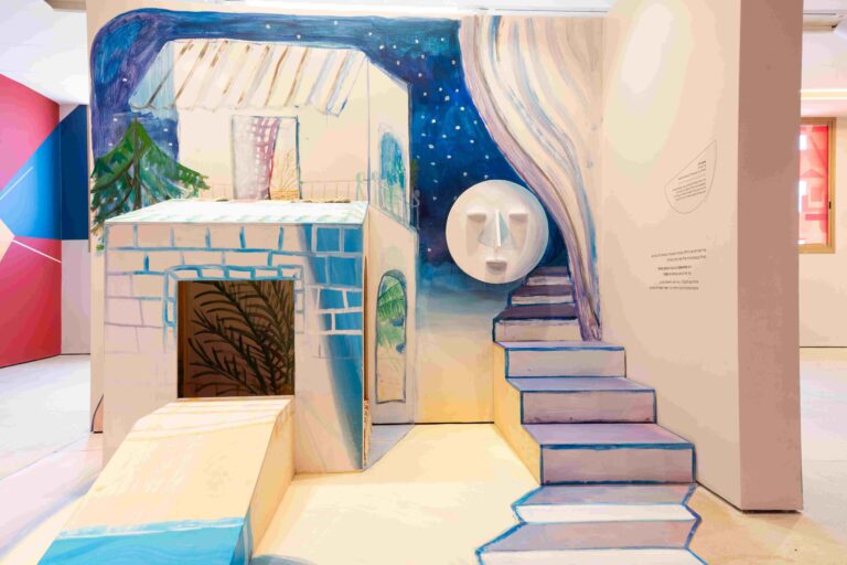 ילדים והורים משחקים, מטפסים ומתנסים ביצירות האינטראקטיביות בתערוכה ״קו. כתם. צורה״ במוזיאון החדש בשדרות