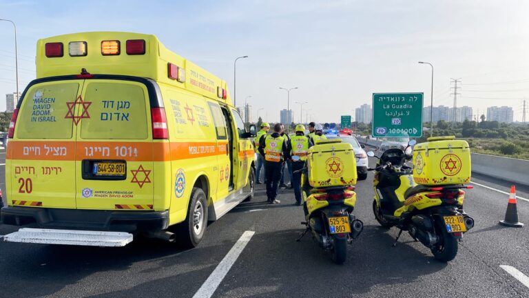 צילום כוחות ההצלה וניידת טיפול נמרץ בכביש 20 סמוך למחלף לה גווארדיה