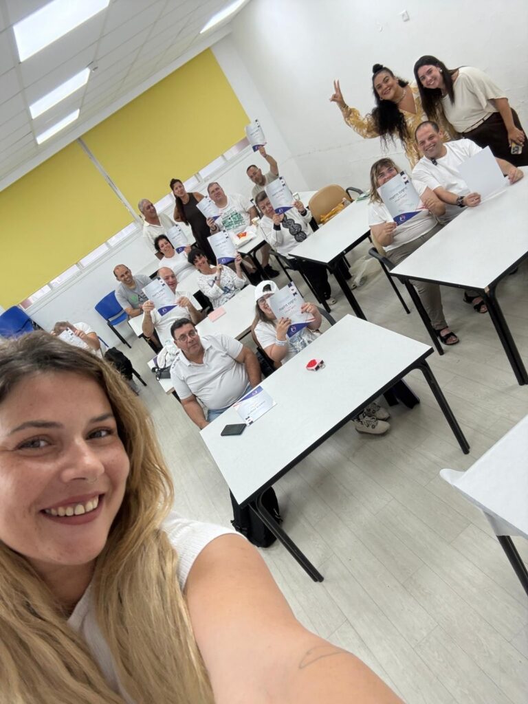 משתתפי קמפוס "קרן אור" במהלך שיעור טכנולוגיה או בטקס הסיום