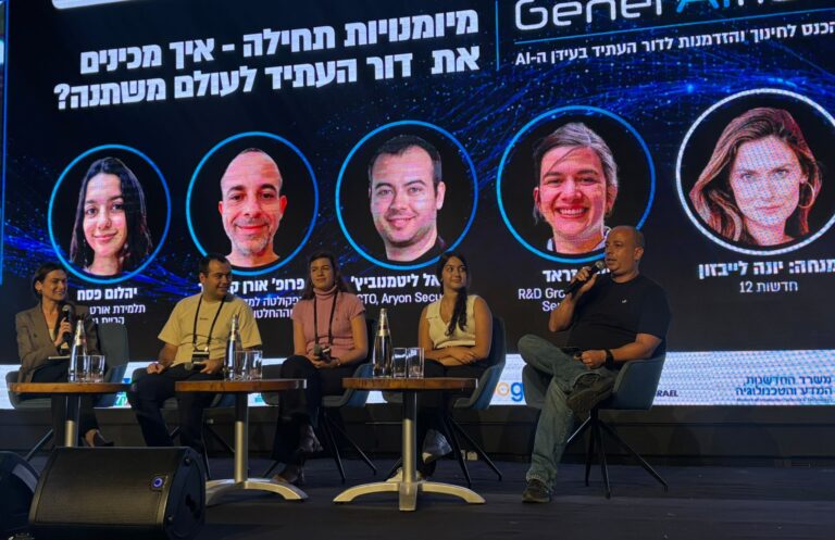 יהלום פסח במהלך הפאנל באקספו תל אביב, כשהיא יושבת לצד משתתפי הפאנל הבכירים.