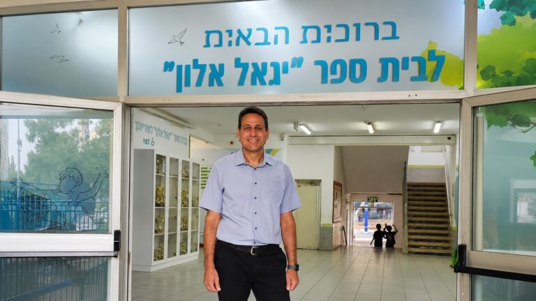 יניב שמיל בבית הספר יגאל אלון או על רקע מבנה בית הספר בגבעתיים