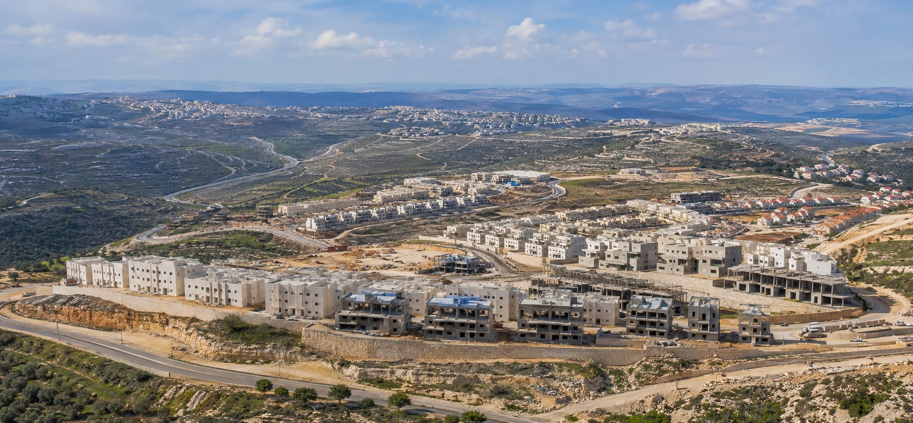 צילום פנורמי של יישובי השומרון והבנייה החדשה באזור, הממחיש את היקף הפיתוח הצפוי