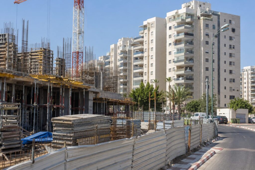 אילוסטרציה של אתר בנייה במרכז הארץ לצד בנייני מגורים בראשון לציון
