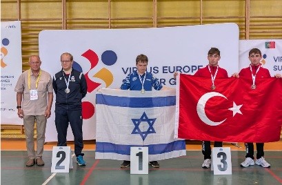 גבריאל גנדלמן מניף את דגל ישראל מהמקום הראשון בפודיום