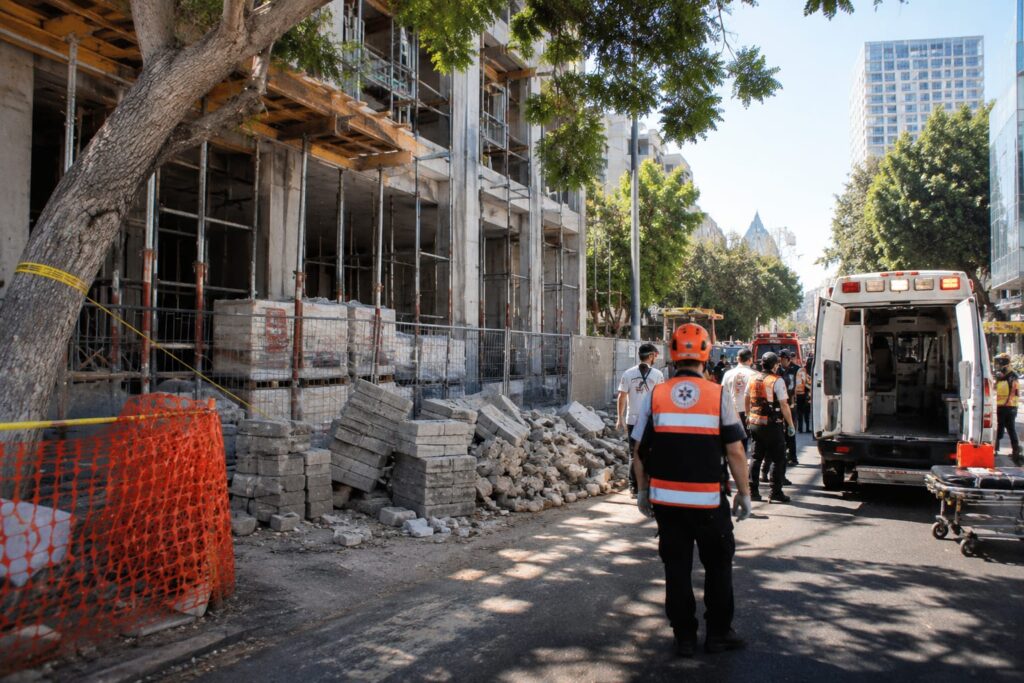 אילוסטרציה של אתר בנייה בשדרות רוטשילד בתל אביב לצד כוחות הצלה