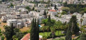 צילום פנורמי של שכונות רמלה ובנייני מגורים חדשים לצד מתחמי התחדשות עירונית הנמצאים בבנייה