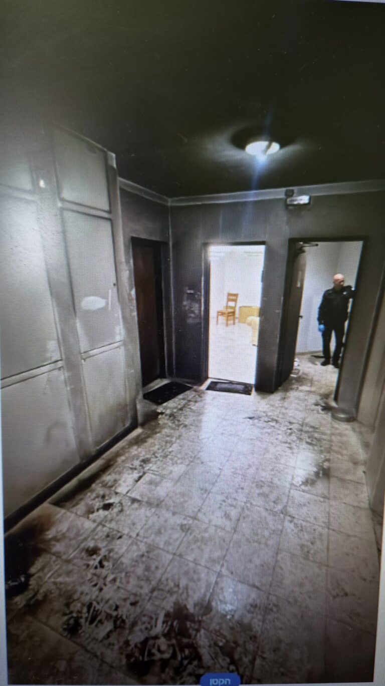 צילום הכניסה והלובי שניזוקו בבניין ברחוב קרן היסוד באשדוד