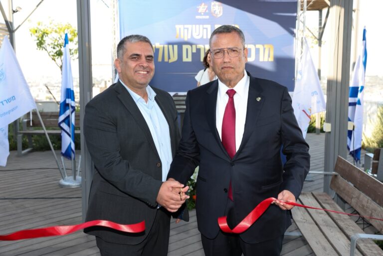 המבנה החדש ברחוב ראול ולנברג בירושלים במהלך חנוכת המרכז