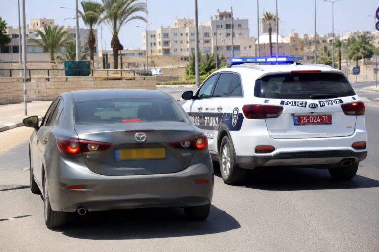 ילוסטרציה של רכב לצד ניידת משטרה בבאר שבע