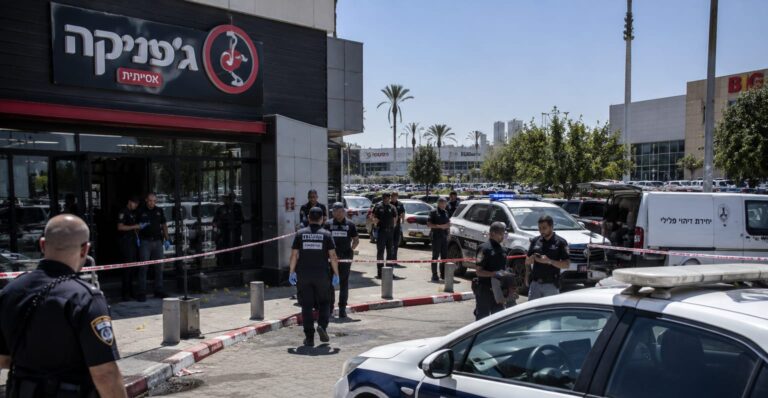 זירת אחד האירועים מחוץ לסניף ג'פניקה, לצד ניידות משטרה וכוחות החקירה