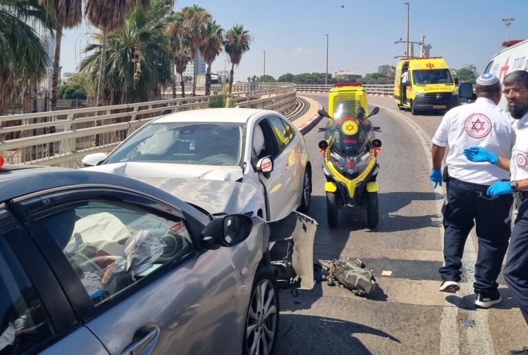 צילום כוחות ההצלה וכלי הרכב בזירת התאונה בדרך לסקוב סמוך לגשר נמל אשדוד