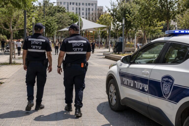 ניידת שיטור עירוני וצוותי ביטחון עירוניים במרחב הציבורי בפתח תקווה