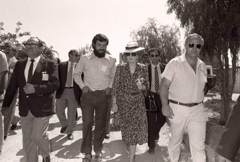 צבי שוורץ במהלך ביקורה של מרגרט תאצ'ר, ראשת ממשלת בריטניה, באוניברסיטה
