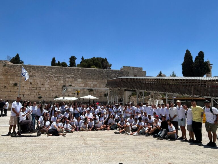 : צילום קבוצתי של משתתפי הקייטנה והמתנדבים בפעילות משותפת