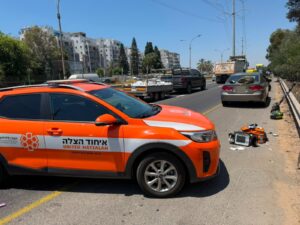 קורקינט חשמלי לצד רכב וכוחות הצלה בכביש 4