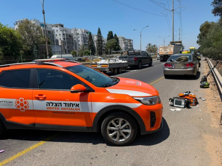 קורקינט חשמלי לצד רכב וכוחות הצלה בכביש 4