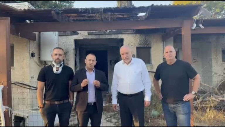 שרון שרעבי נושא דברים בכפר עזה במהלך אירוע לציון 1,000 ימים לטבח 7 באוקטובר