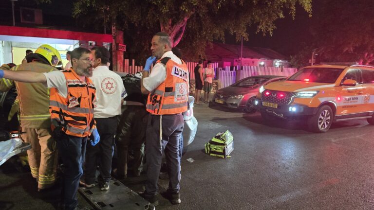 צוותי איחוד הצלה בזירת תאונה בשדרות ירושלים בנתיבות